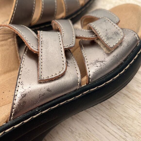 Clarks Leather Adjustable Slip On Sandals Sz 7 M NWOB Metallic Pewter - Picture 8 of 8